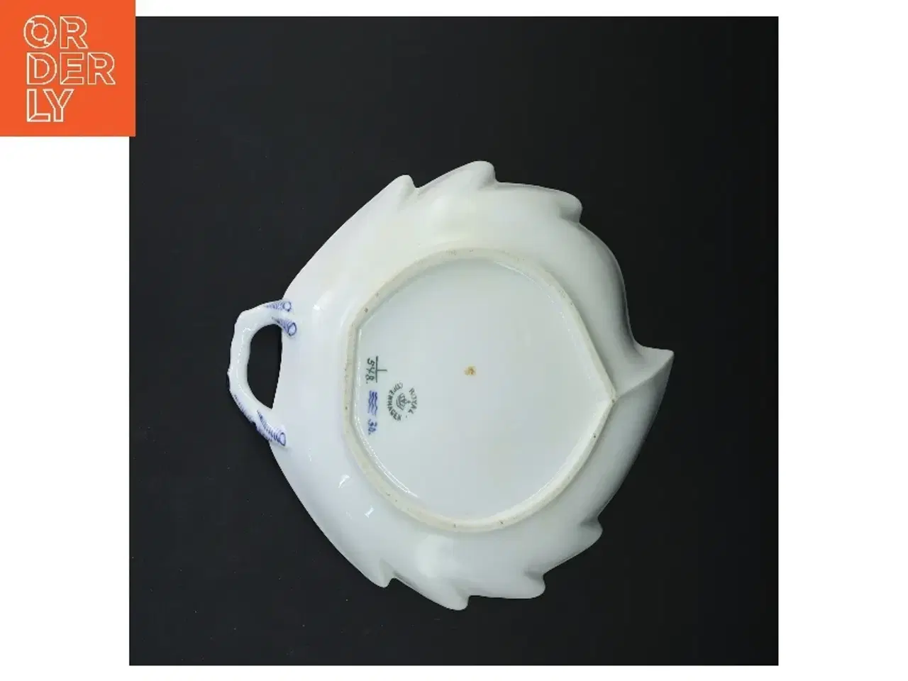 Billede 4 - Musselmalet porcelænsfad med hank fra Royal Copenhagen (str. Ø 21x Ø17 cm)