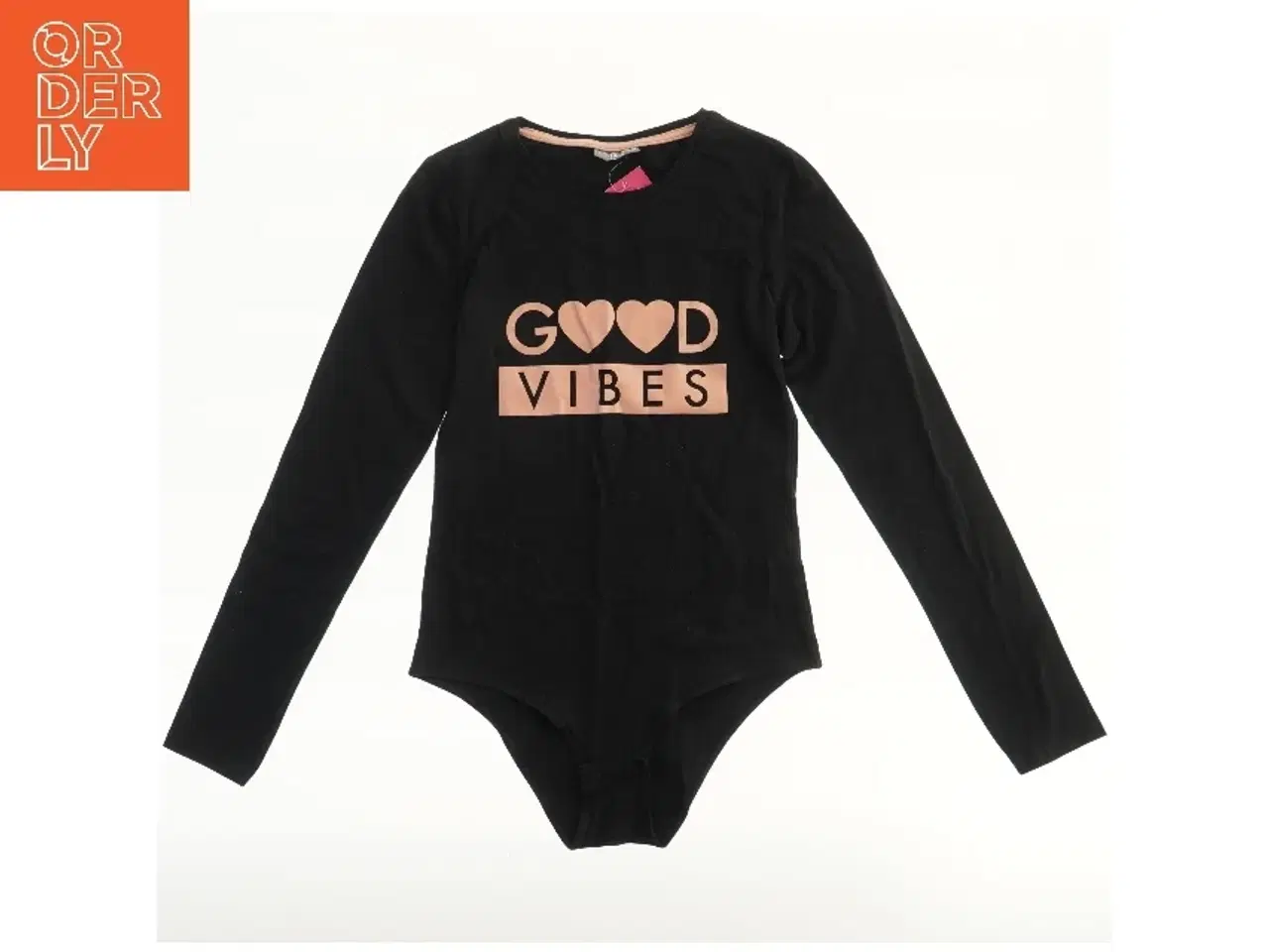 Billede 2 - Langærmet bodystocking med rosa tekst fra Destination (str. 158)