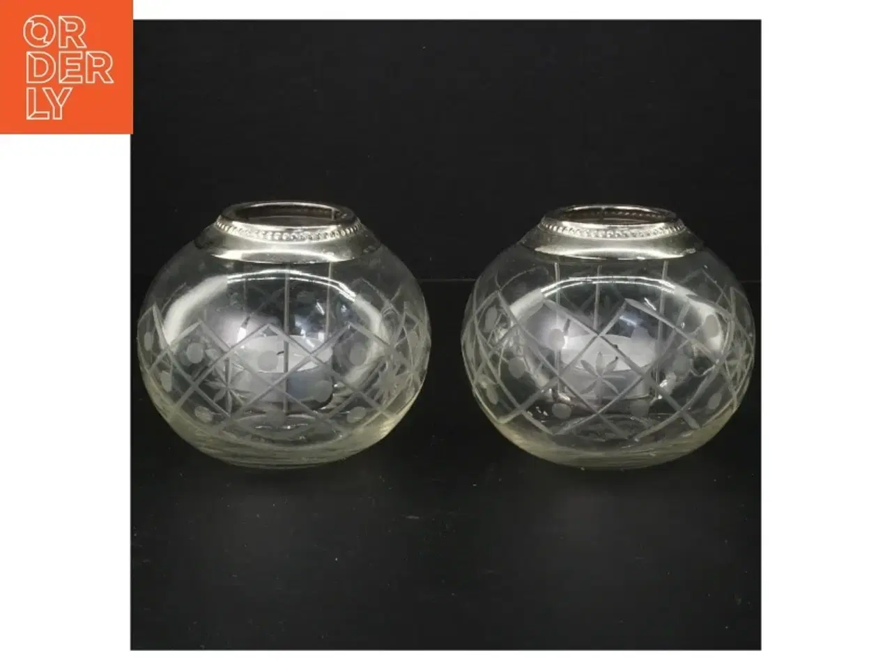 Billede 1 - To runde lysestager med glasdesign (str. Ø. 11 cm. 2 styk)