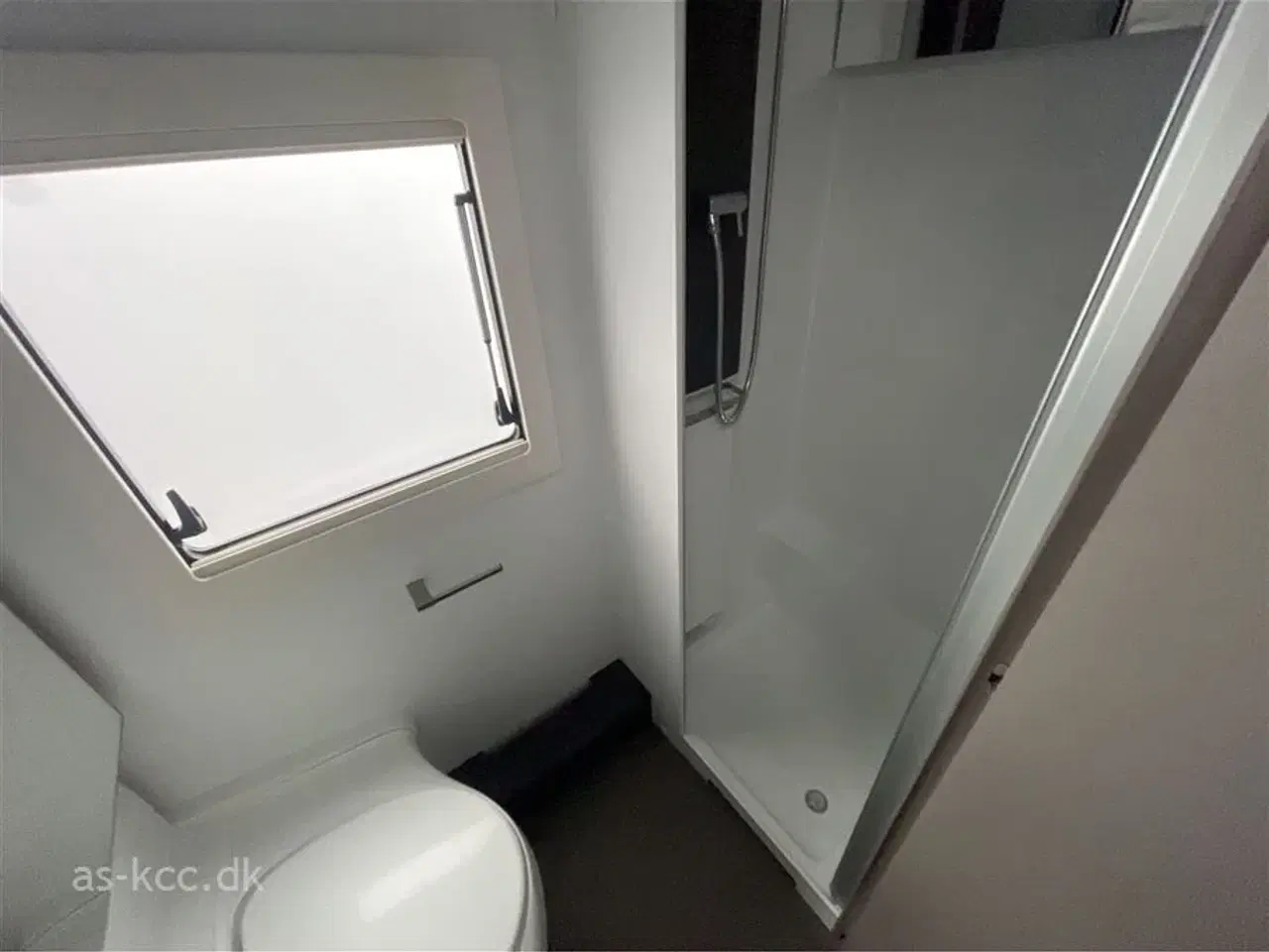 Billede 9 - 2022 - Adria Alpina 663 PT   Adria Alpina 663 PT årg. 2022 7 sovepladser, 6 siddepladser Isabella Commodore 3 m fortelt. Duo Control, Støttebensplader.