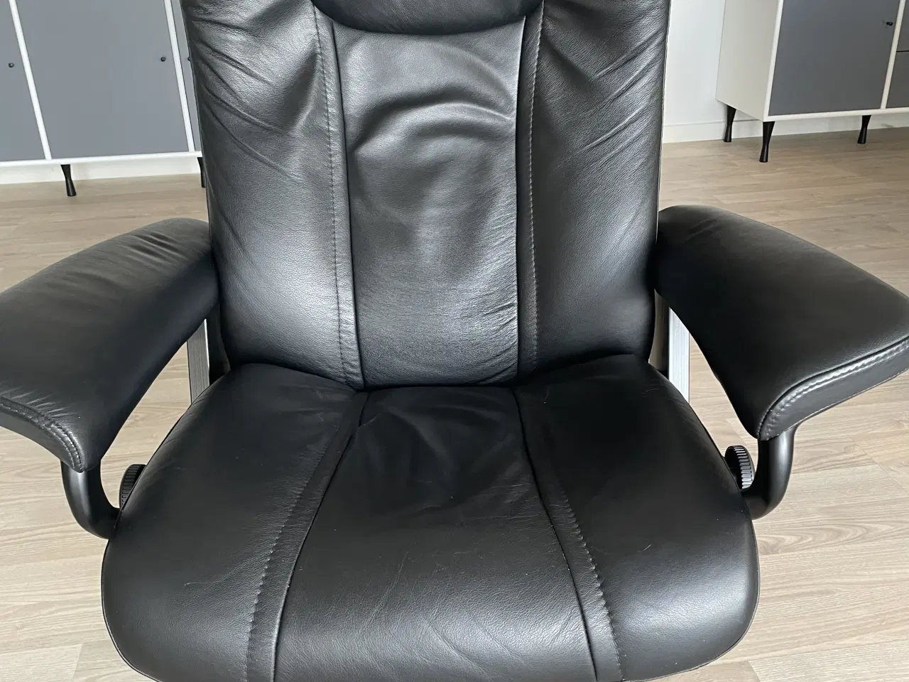 Billede 4 - Stressless sort lænestol med skammel