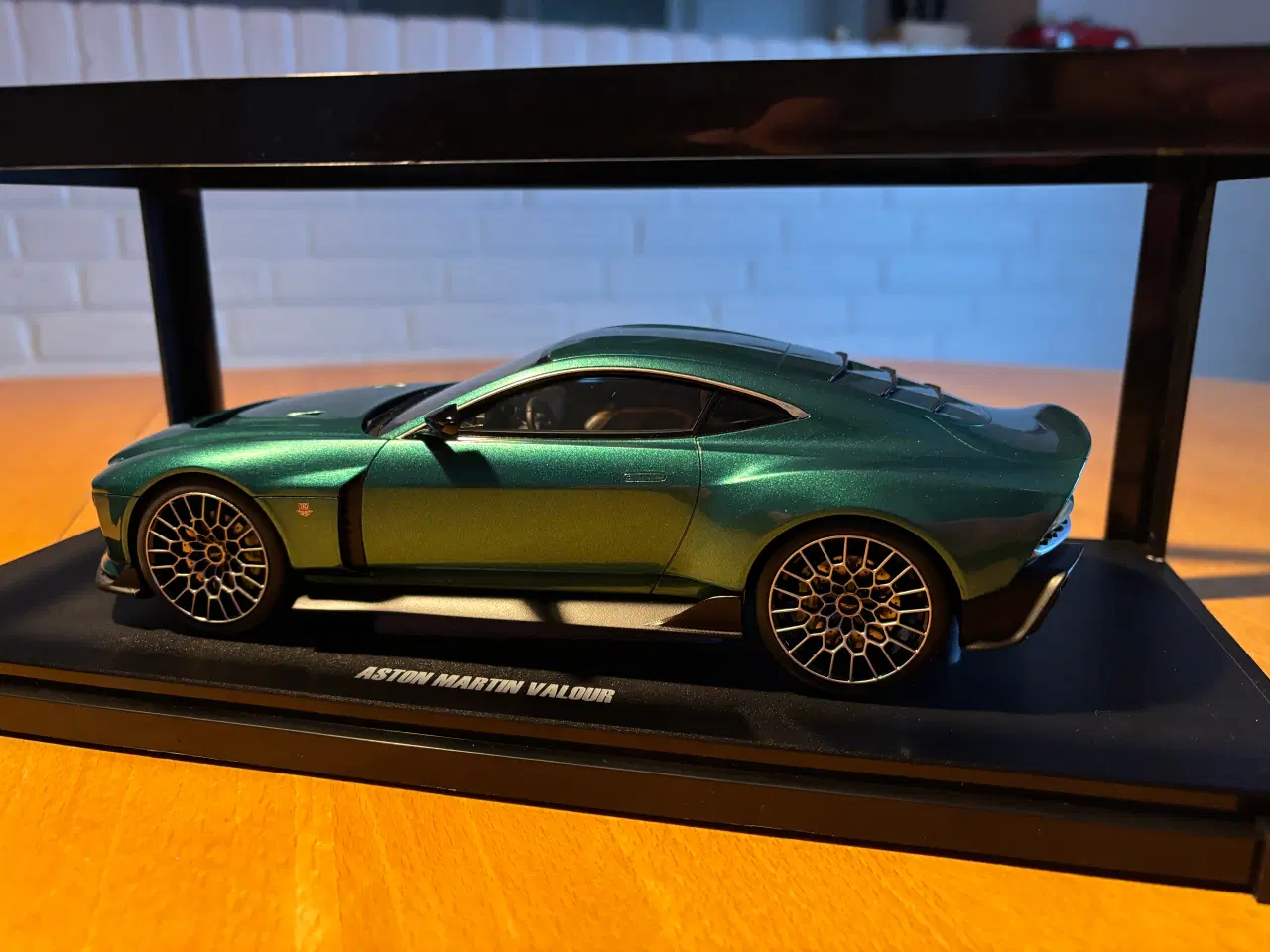 Billede 6 - Aston Martin Valour 1:18