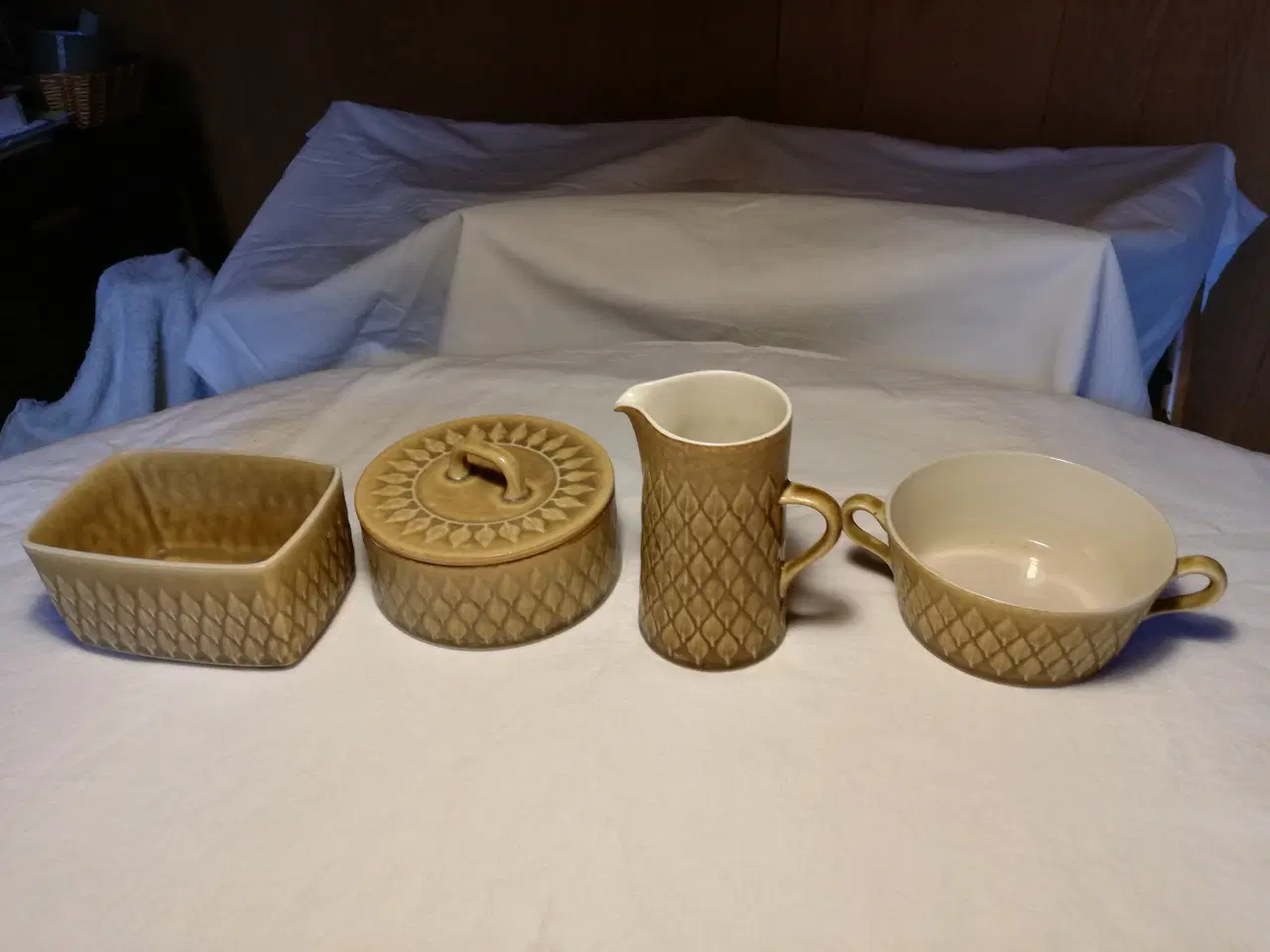 Billede 6 - Relief stentøj kaffekande, tallerkener, kopper m. 