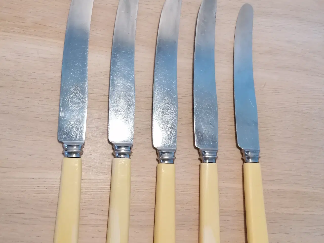Billede 1 - Ældre Engelske bestik knive (ben look) 5 stk.