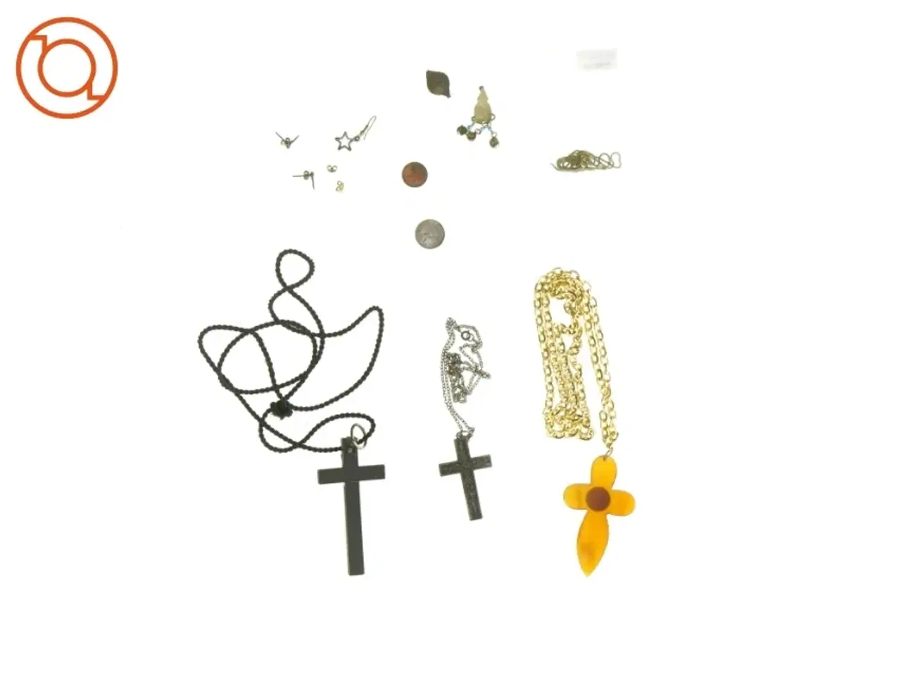 Billede 1 - Smykker, med blandt andet kors (str. 8 x 8 cm)