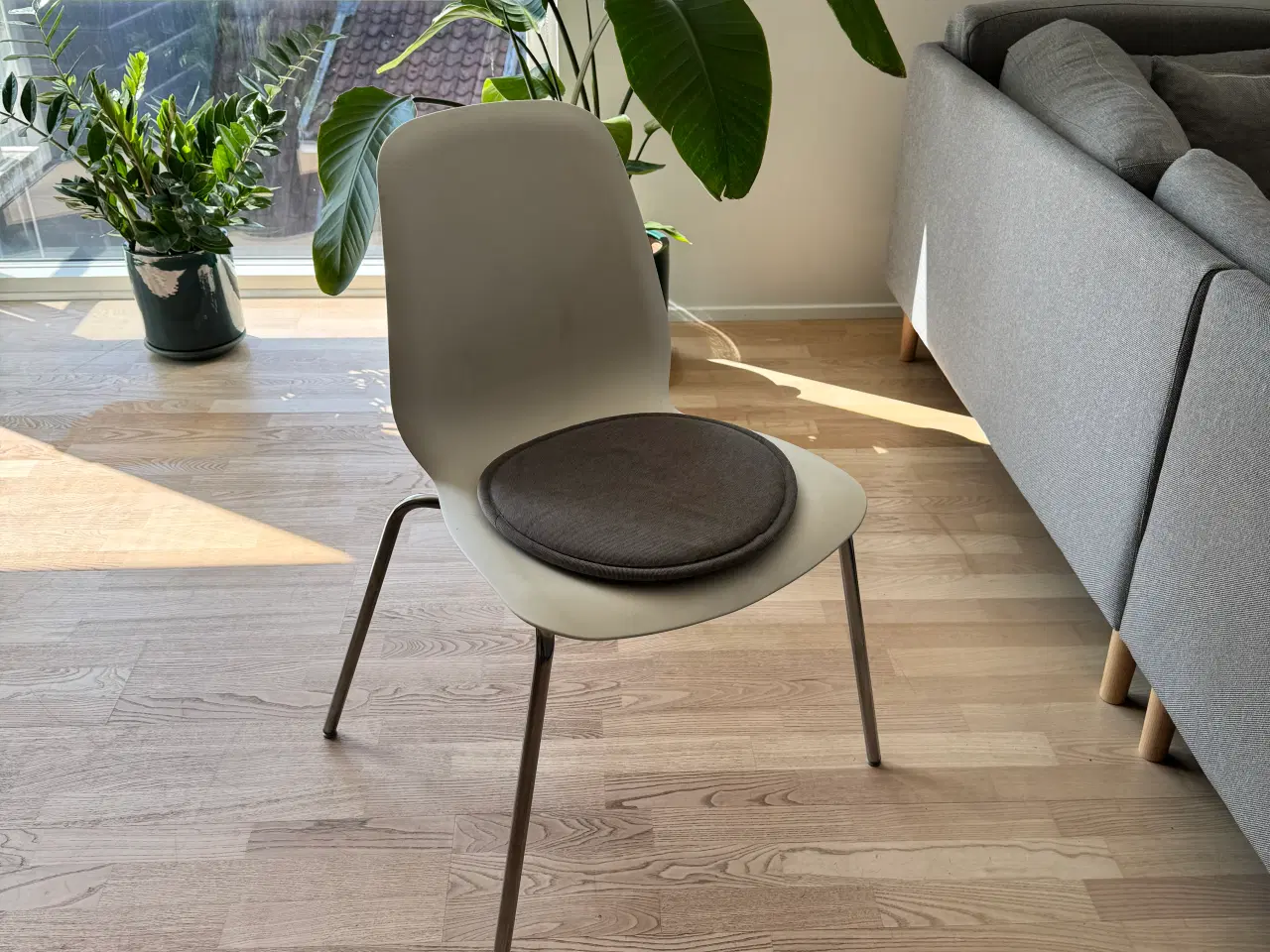 Billede 3 - 3m x 1m træ spisebord med 4 hvide stole