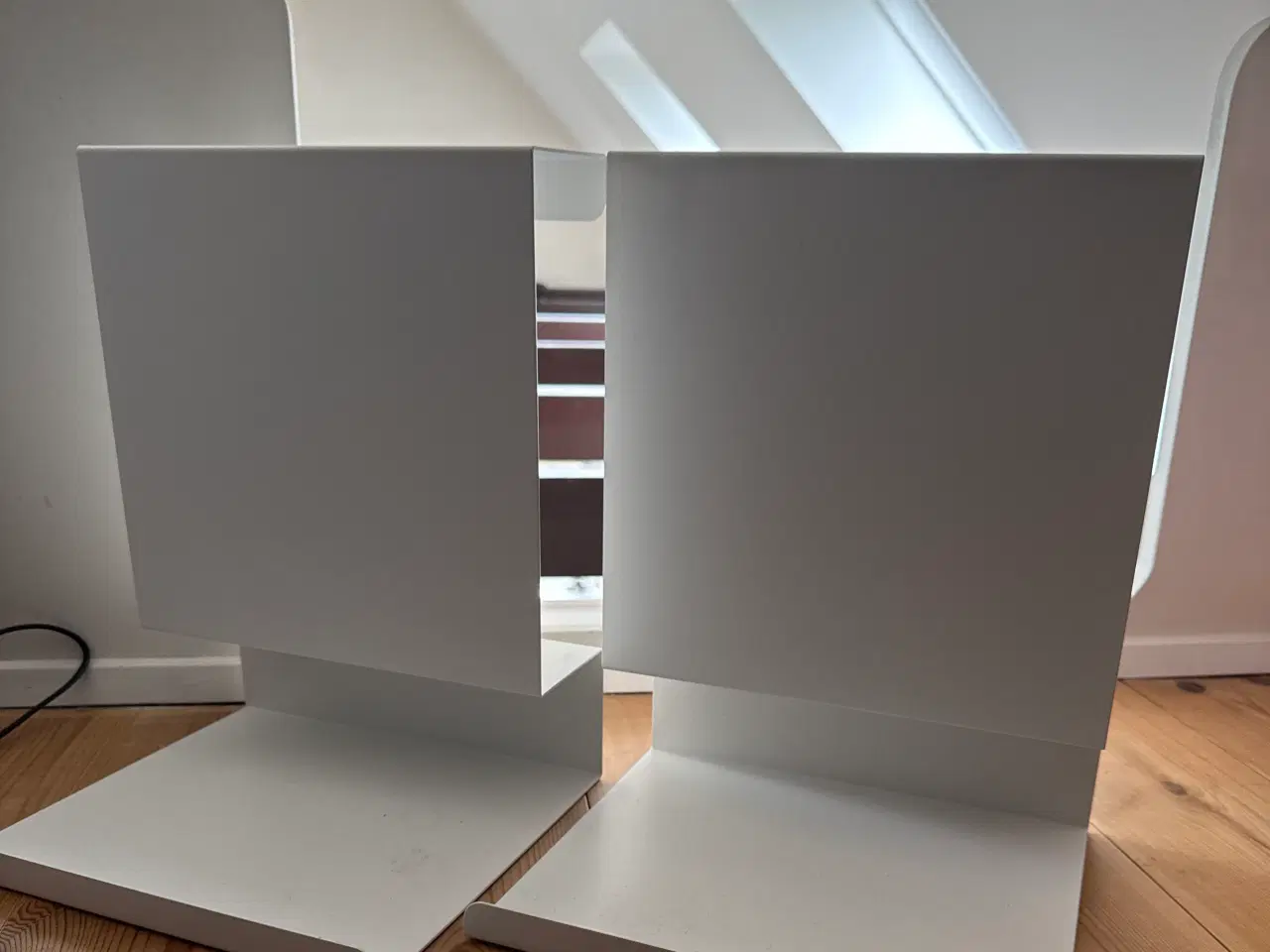 Billede 2 - Natbords hylder i hvid metal