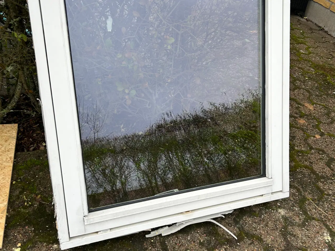 Billede 1 - Hvidmalede trævinduer bredde 89cm, højde 92cm.