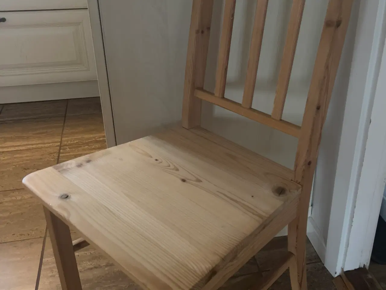 Billede 9 - Massivt fyrretræs spisebord med 8 stole