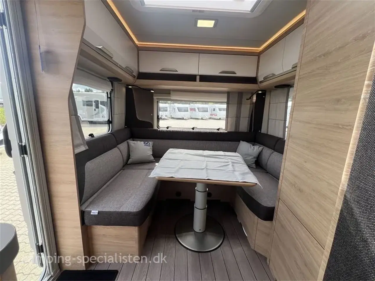 Billede 7 - 2022 - Knaus Südwind 500 EU   Lækker Knaus med enkeltsenge og stor rundsiddegruppe – spækket med udstyr! kan ses hos Camping-Specialisten.dk