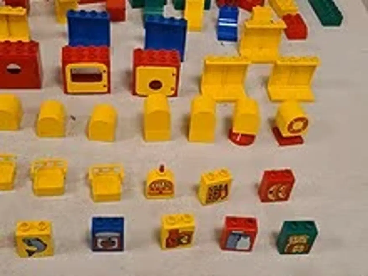 Billede 10 - LEGO DUPLO byggesæt med tog og figurer
