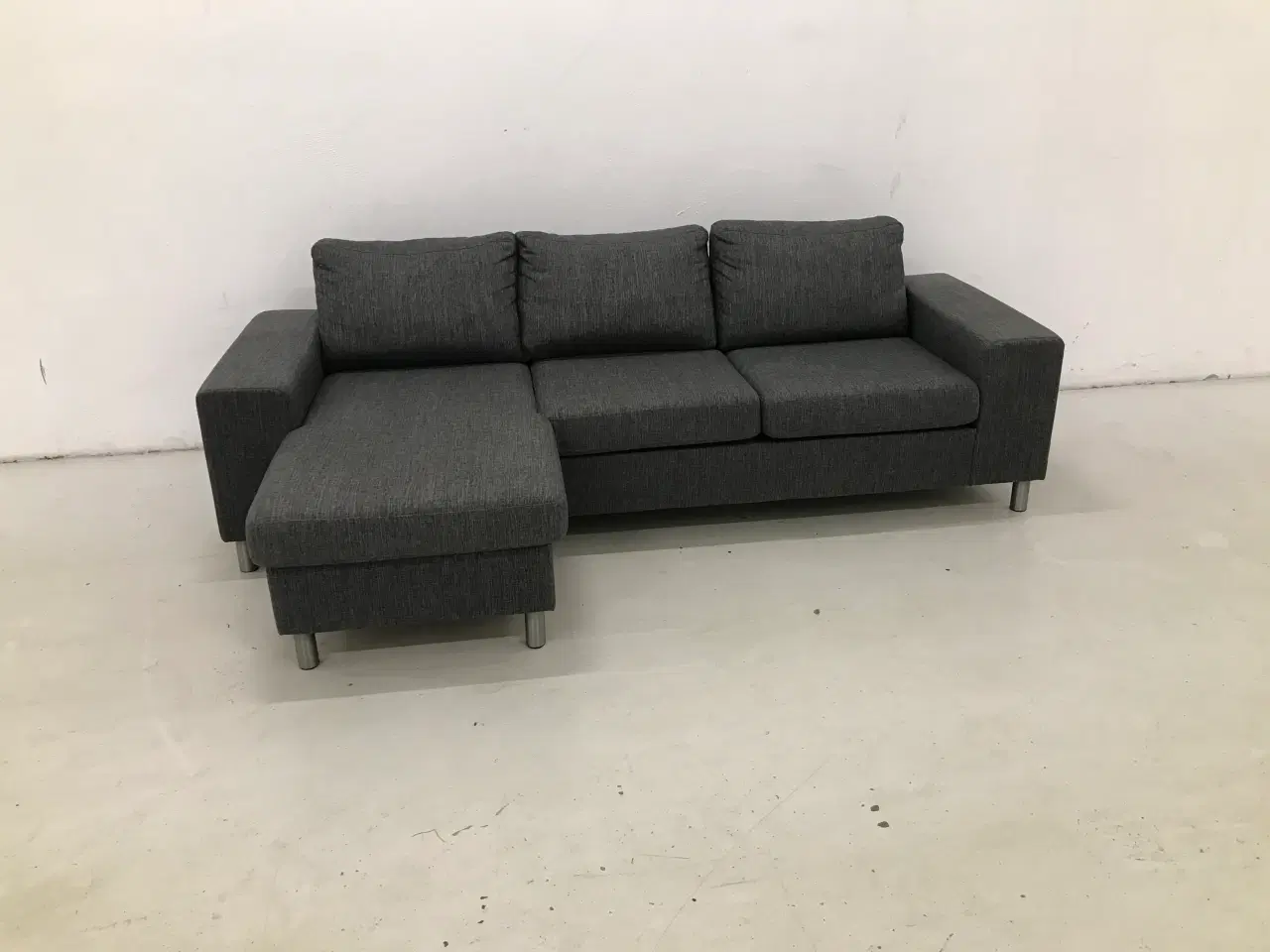 Billede 1 - Chaiselong sofa m/vendbar chaiselong mørke grå.