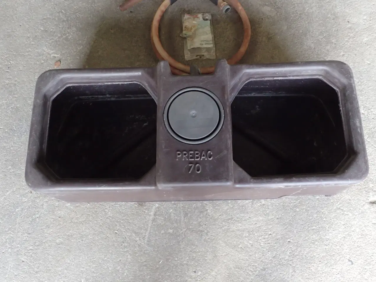 Billede 1 - Vandtrug 70 liter med svømmer.                 