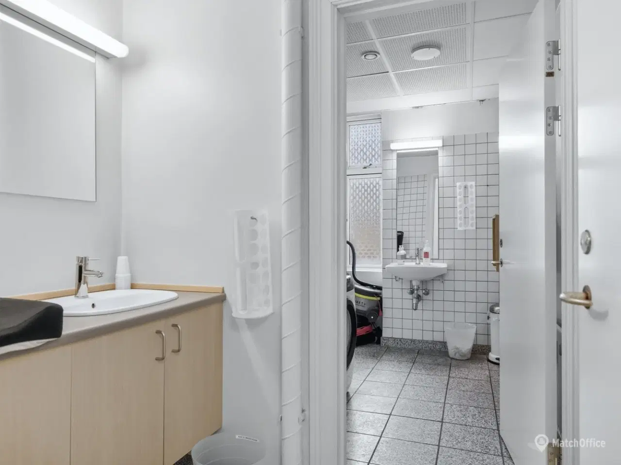 Billede 14 - Lyse kliniklokaler med central placering