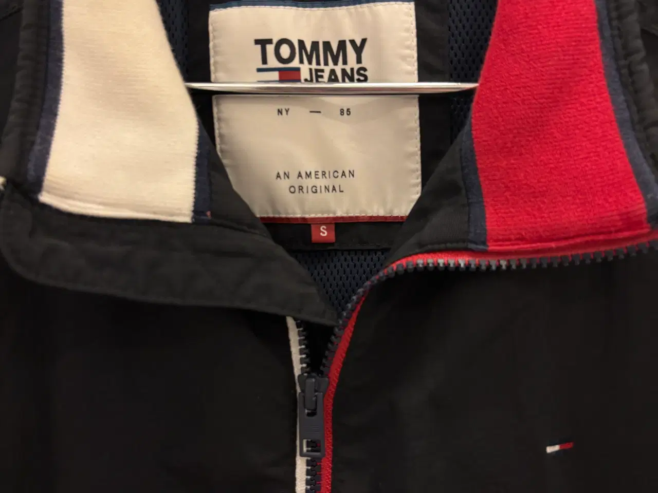 Billede 2 - Tommy Jeans Essential Bomber Jakke – Str. S