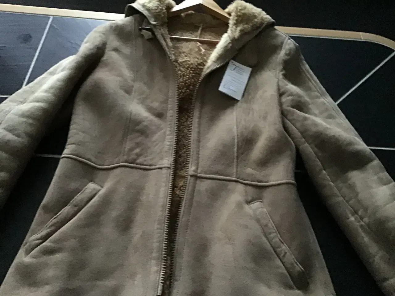 Billede 1 - Rulamsjakke 3/4 og 2 par rulamsluffer