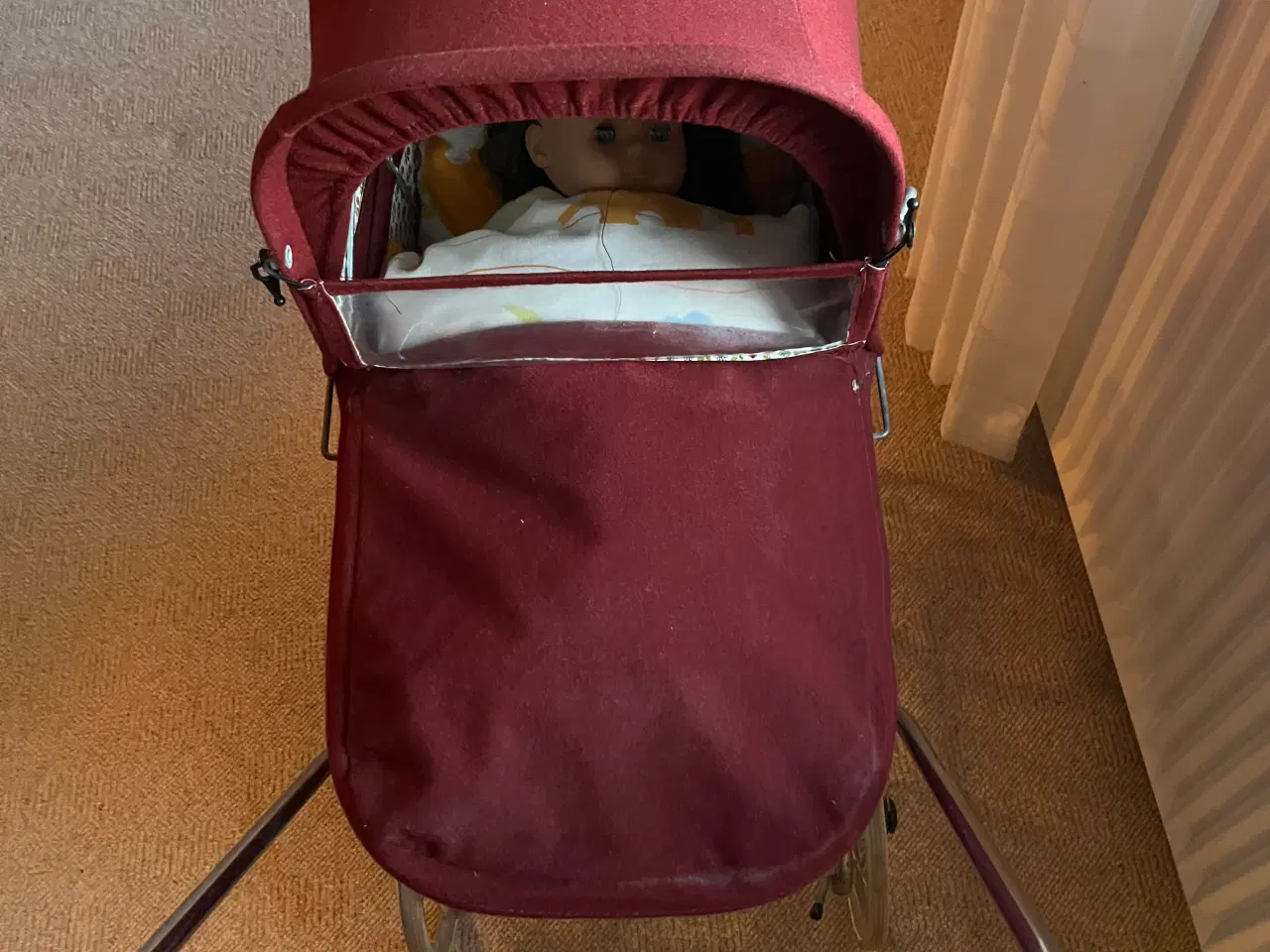 Billede 6 - Fin dukkevogn med sengetøj og dukke