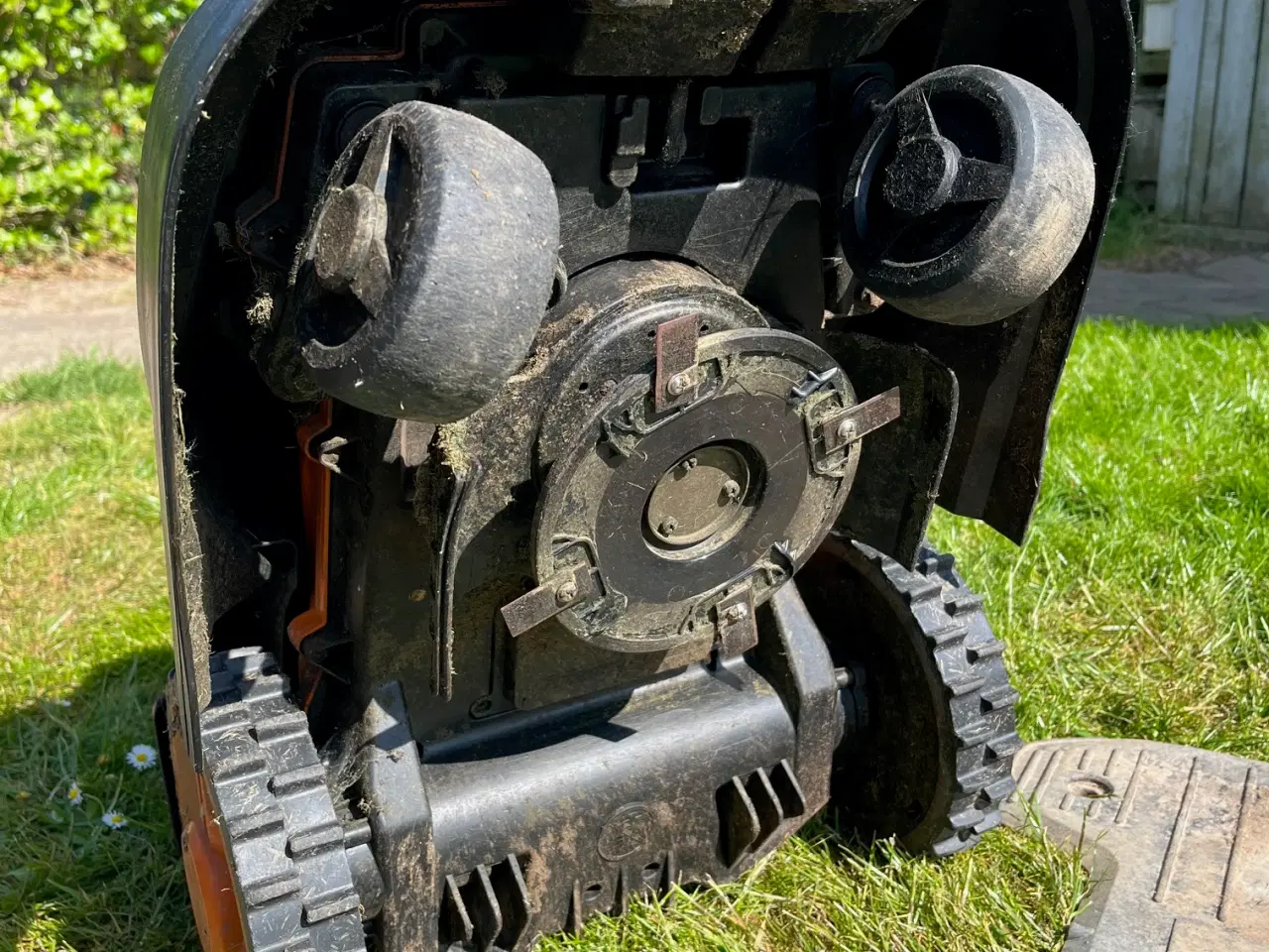 Billede 4 - Works robotplæneklipper 800m2. Hjul defekte