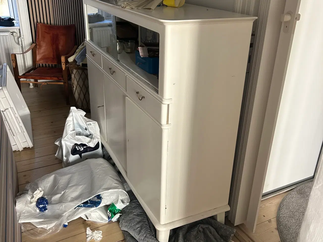 Billede 3 - Gammelt skab med flotte skydeglas