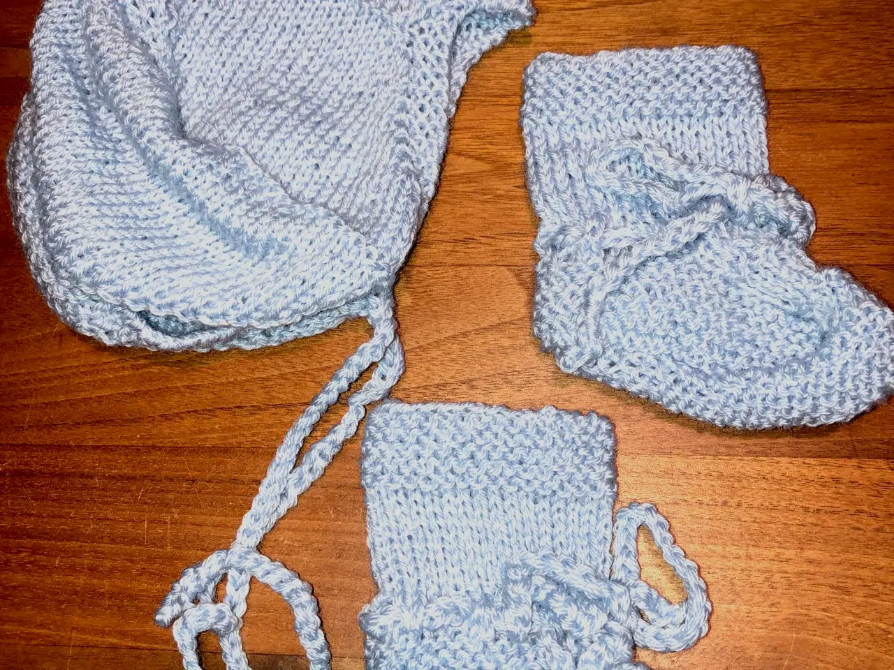 Billede 1 - Strikkede hue og futter str 0-3 mdr