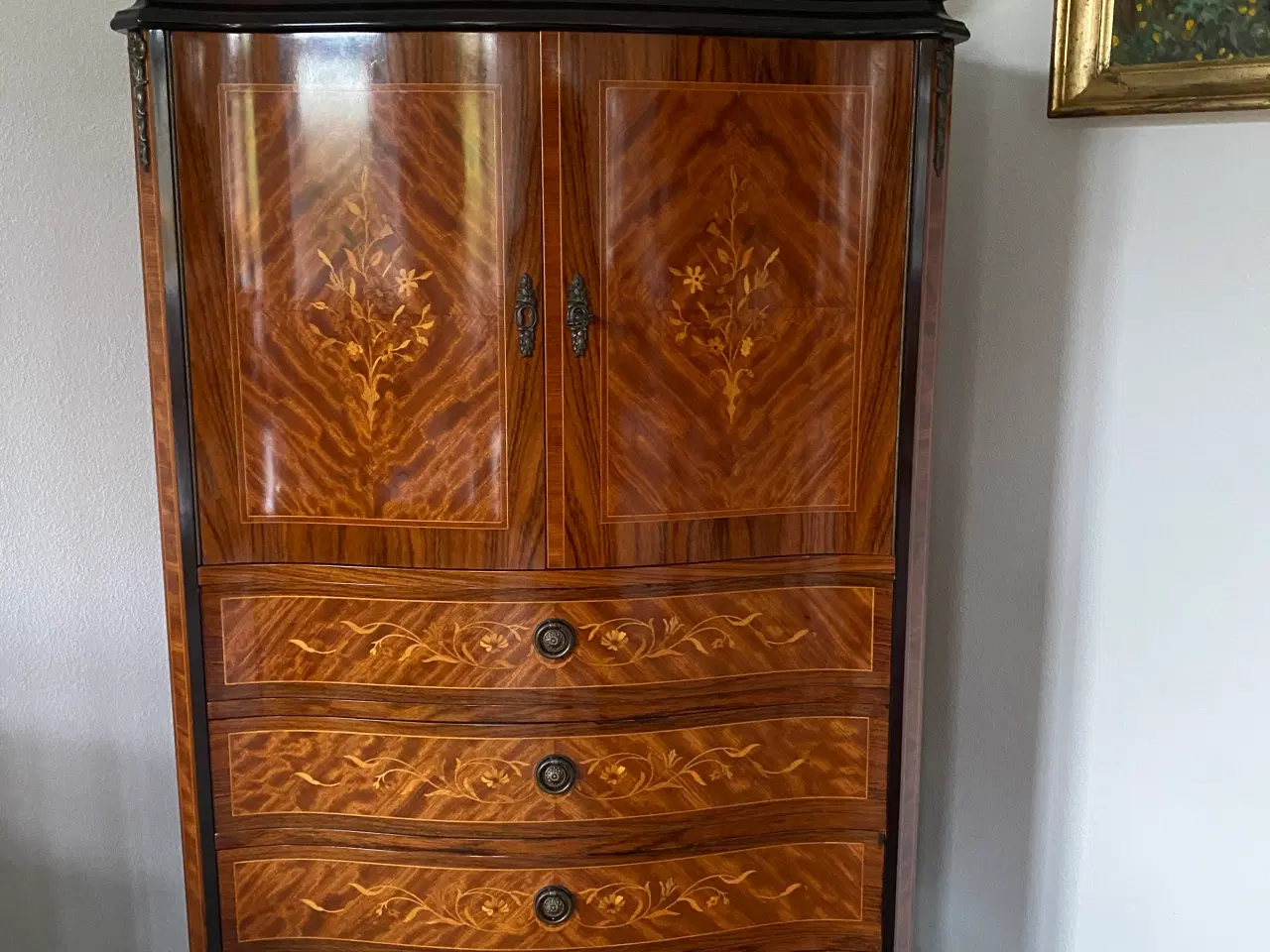 Billede 1 - VELHOLDT INTARSIA SKAB