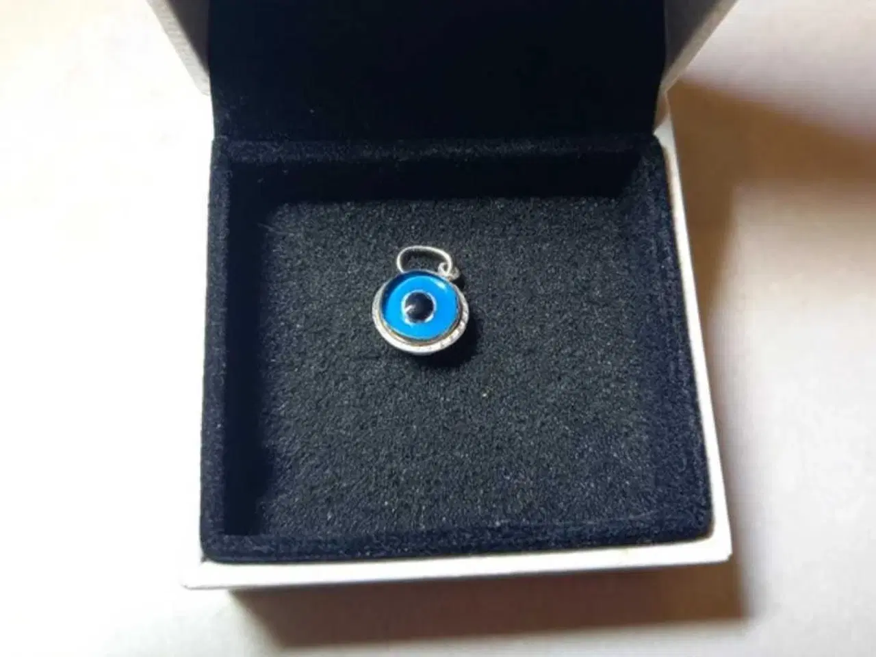 Billede 1 - Vedhæng med blå perle