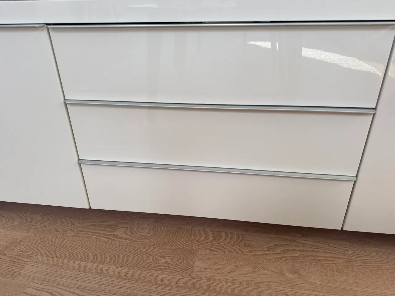 Billede 2 - Tv-bord med skuffer