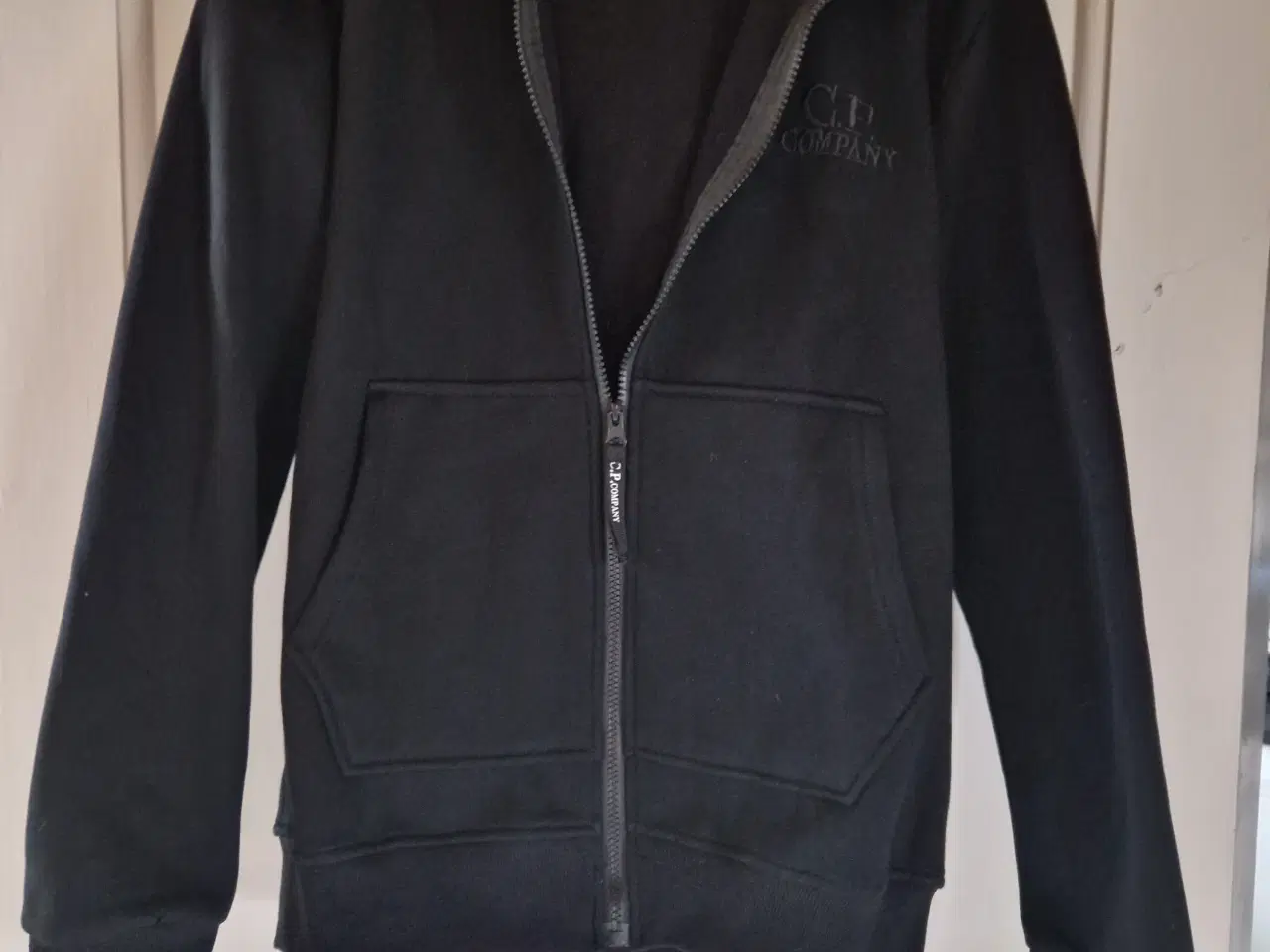 Billede 1 - C.P. Company hoodie med goggles str M sort