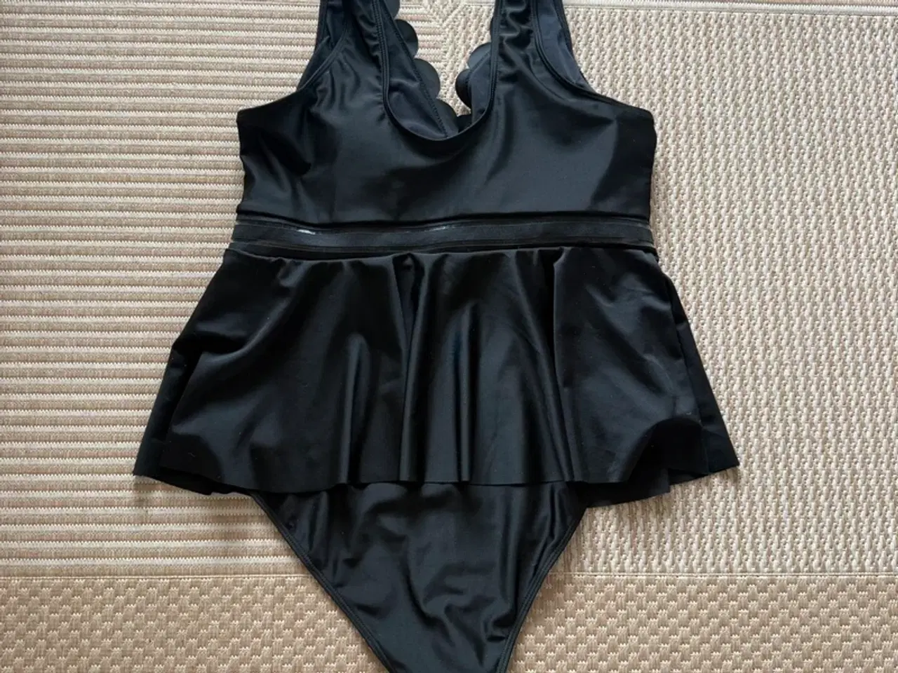 Billede 2 - Sort badedragt med skød. Str 54.