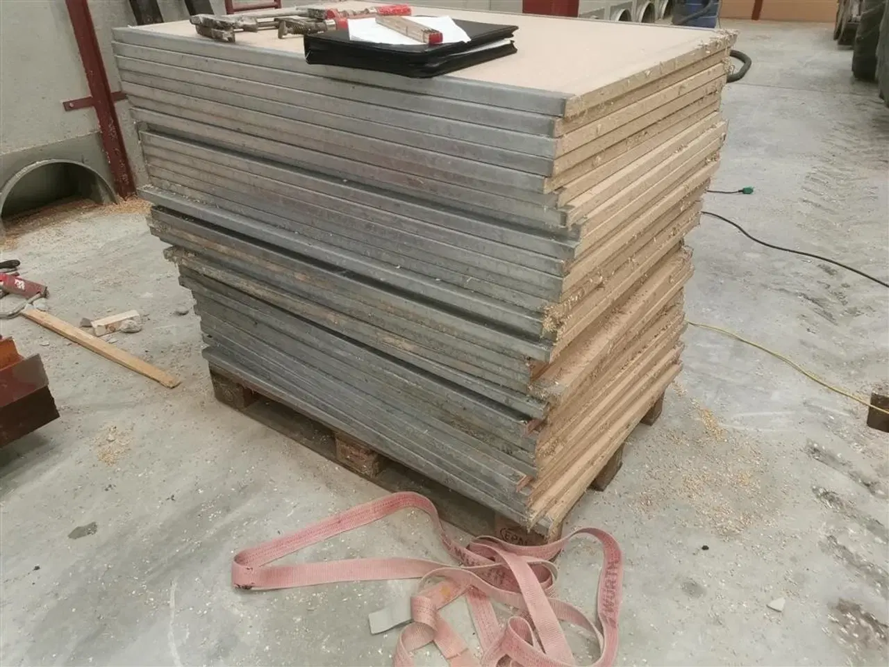 Billede 1 - Løkke Kornvæg Spånplader med metal skinne. 240 stk.