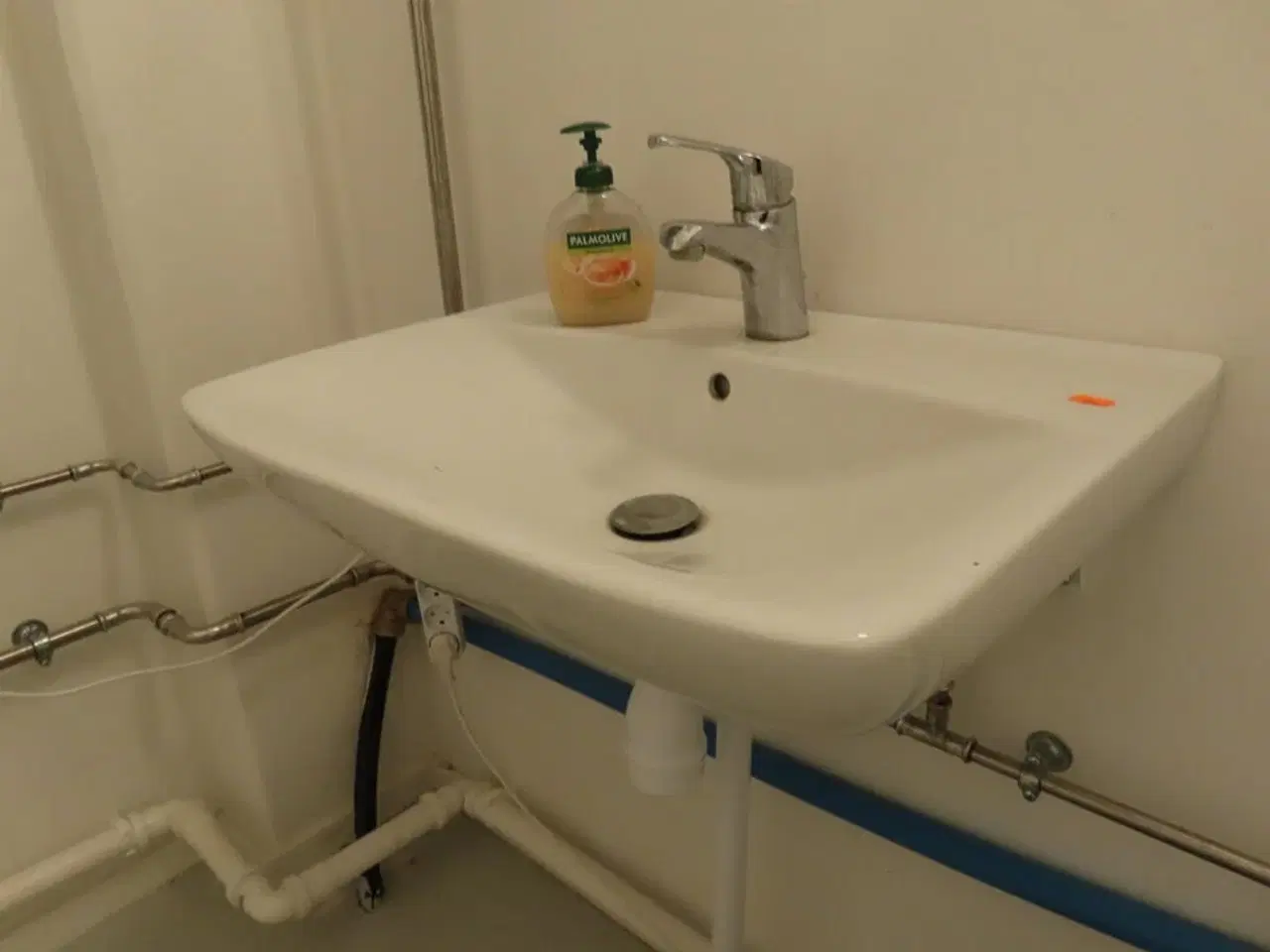 Billede 4 - Toilet, vask og vandvarmer