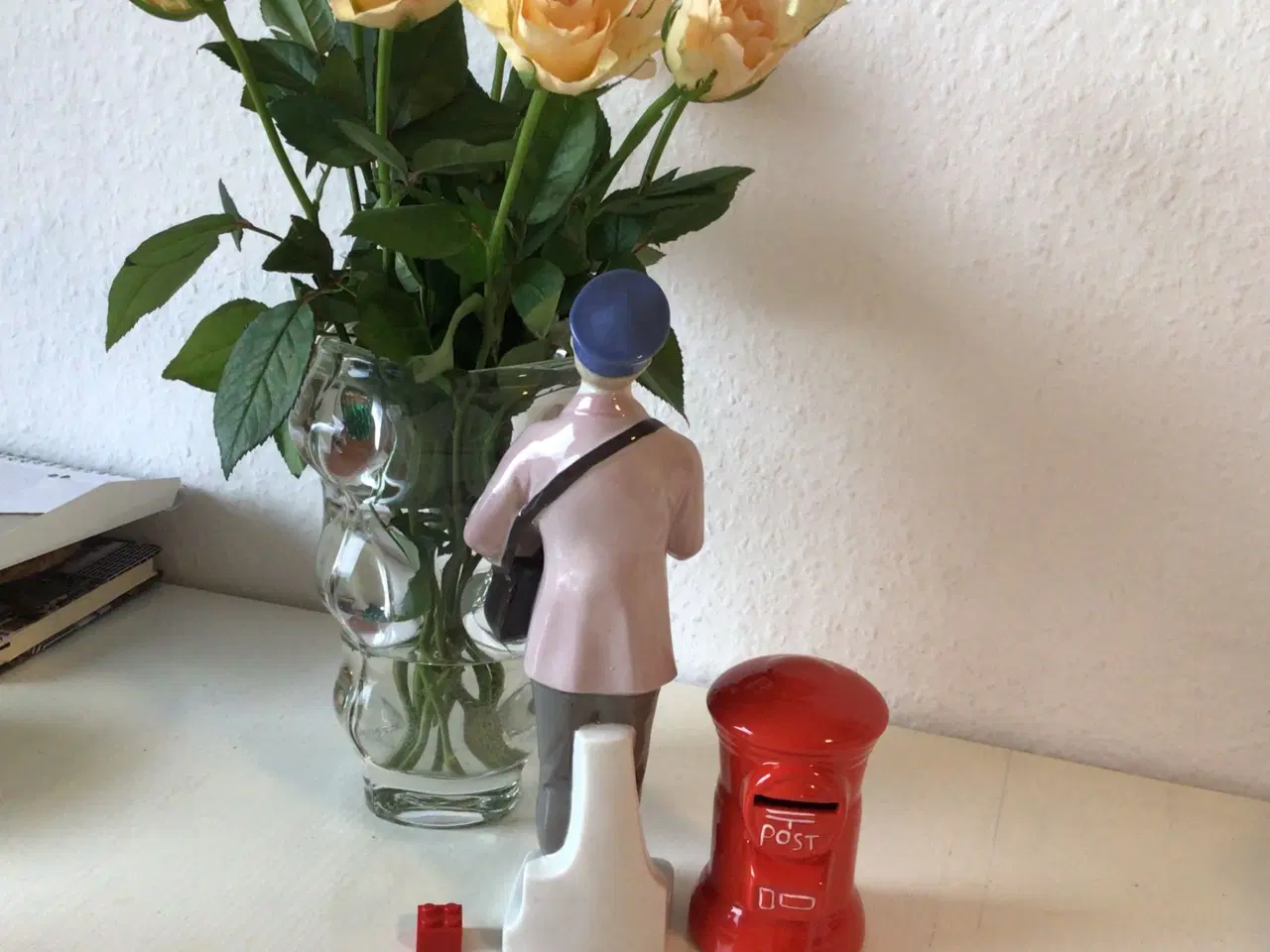 Billede 3 - Postbud og rød postkasse