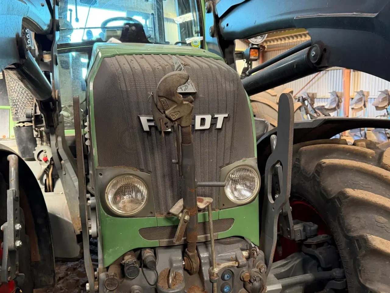 Billede 7 - Fendt 718 Vario TMS med læsser og tvillingehjul hele vejen rundt