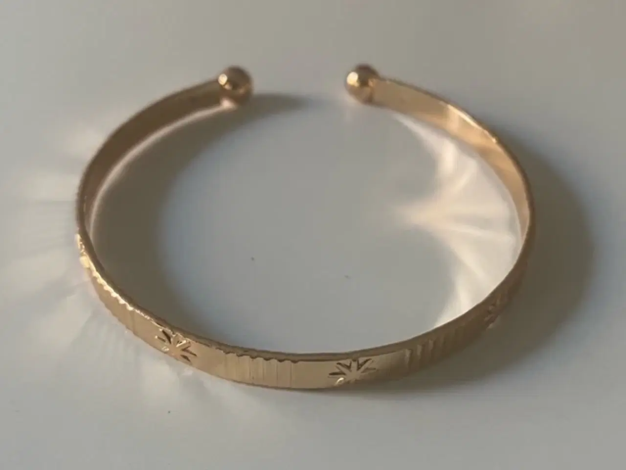 Billede 1 - * Lækker armring - med mønster