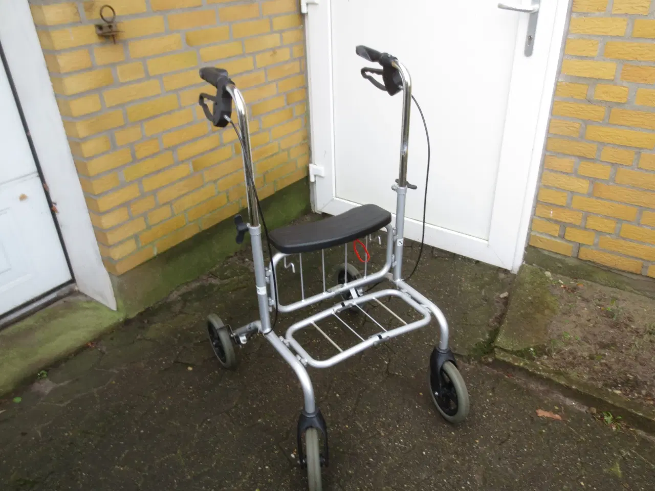 Billede 1 - 1 stk Rollator der kan foldes sammen 