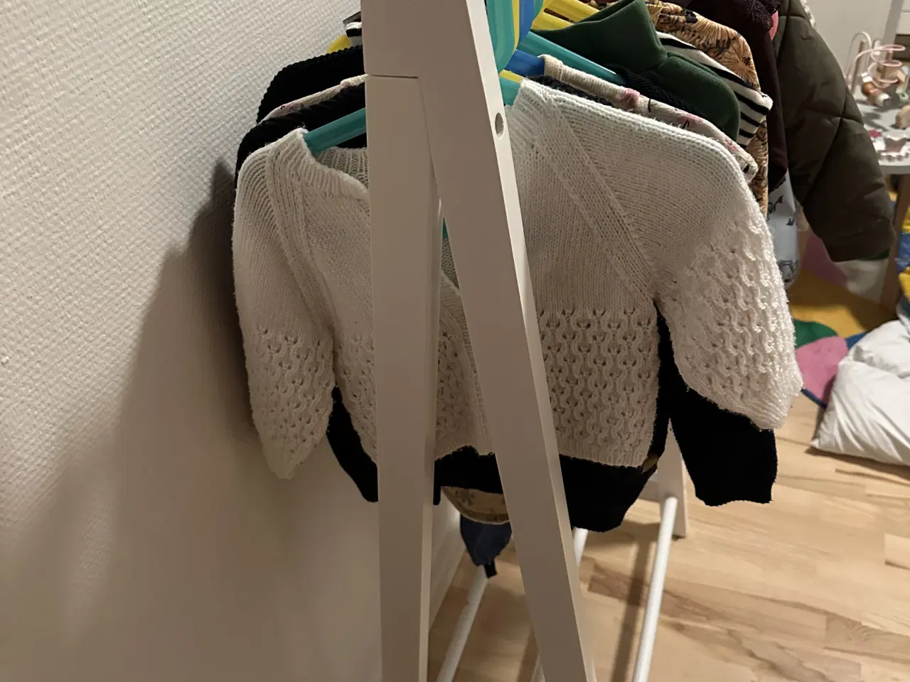 Billede 3 - Meget pæn og velholdt tøjstativ i hvid 