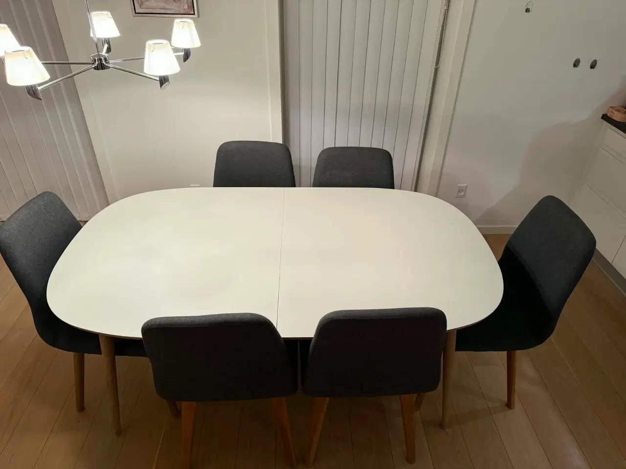 Billede 1 - Spisebord med udtræk og 6 stole