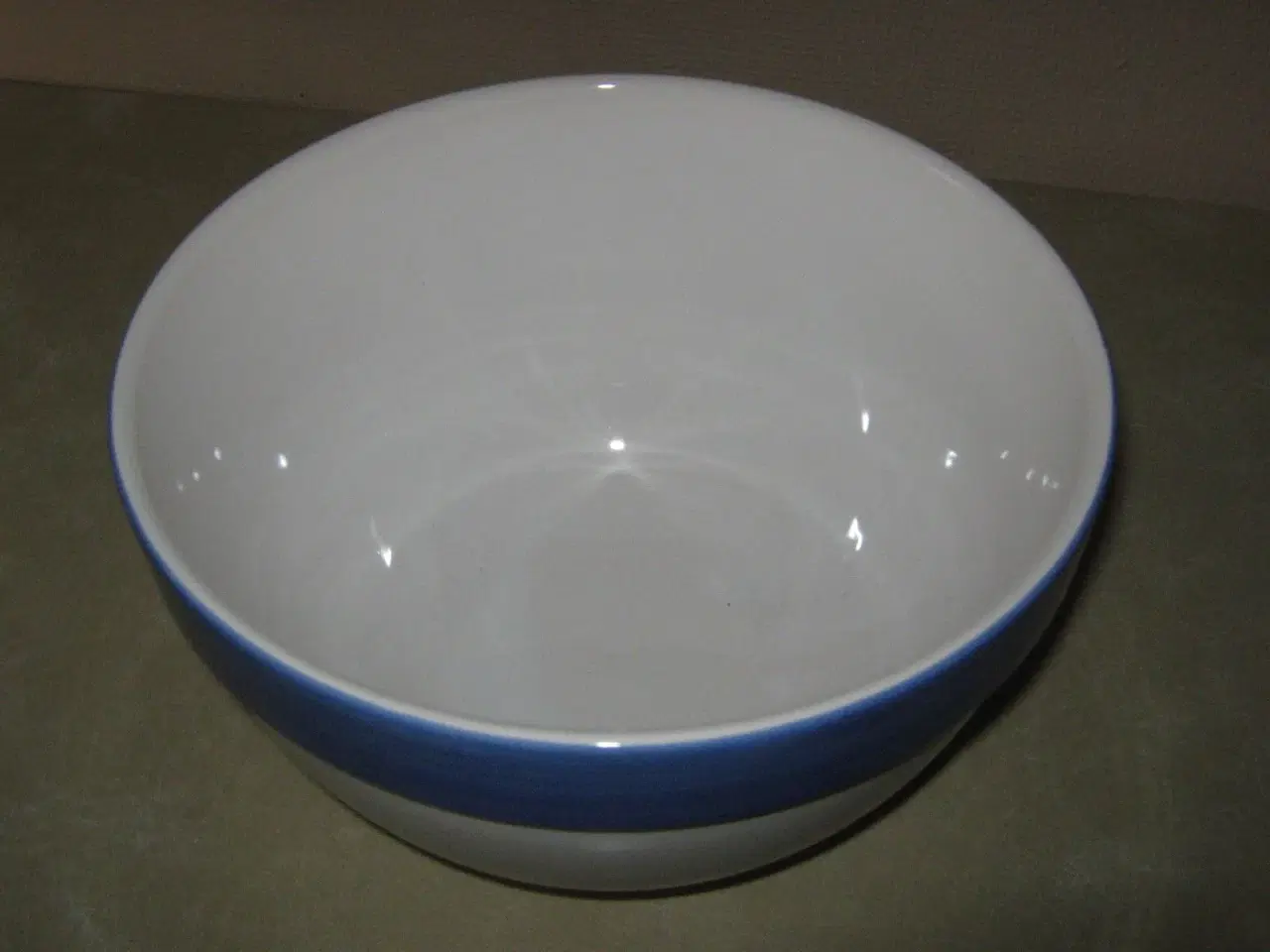 Billede 2 - Skål i porcelæn - stor med blå kant