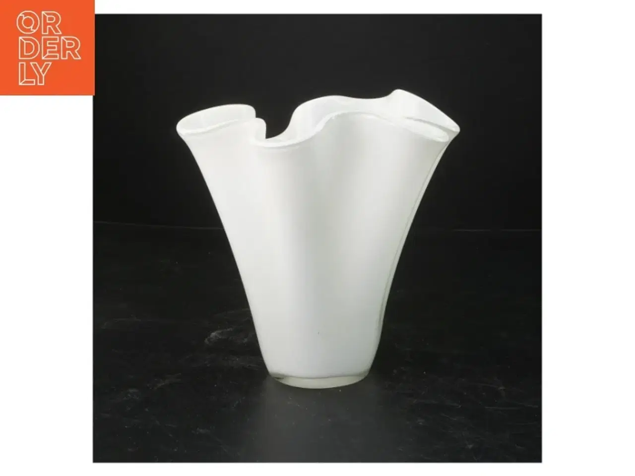 Billede 1 - Hvid glasvase (str. 18 cm)