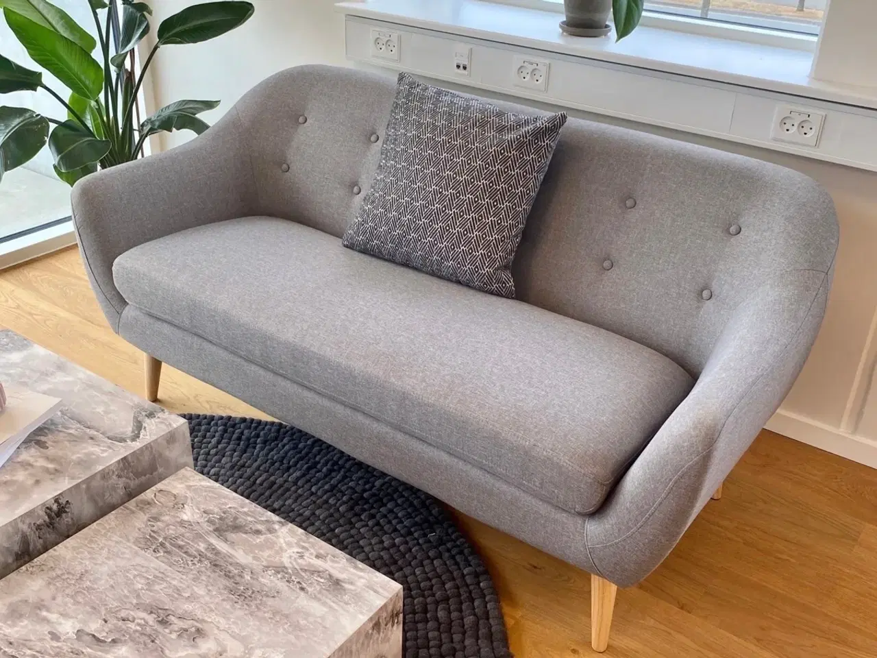 Billede 1 - Grå tekstil sofa med træben