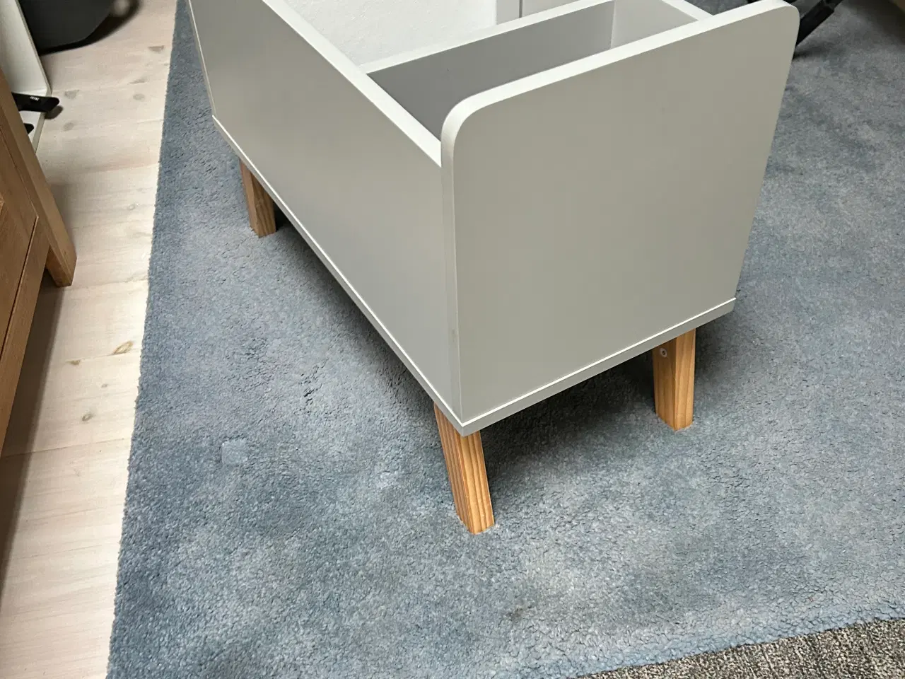 Billede 1 - Pæn børne bogreol på ben