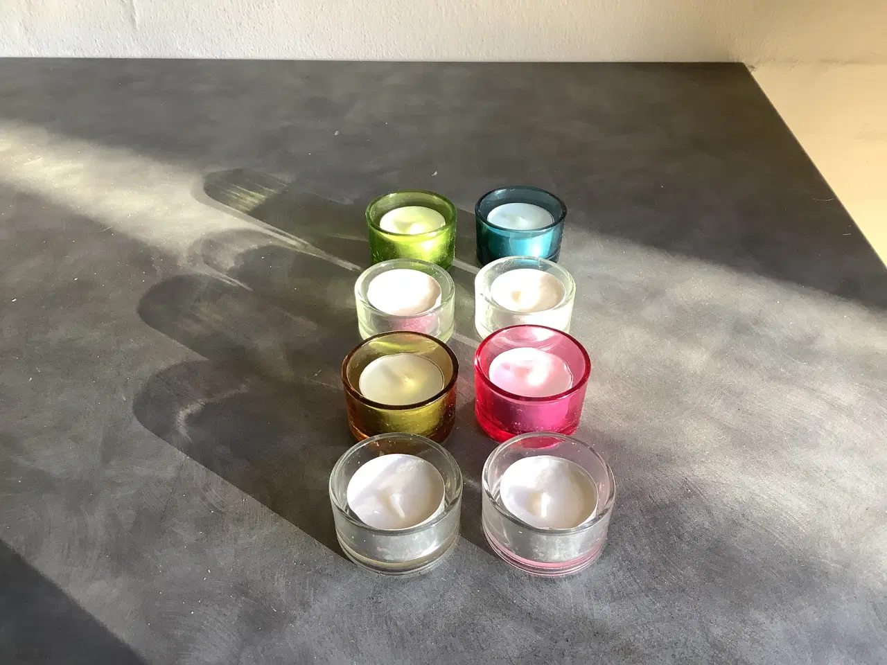 Billede 2 - 8 små fyrfadsstager i farvede glas