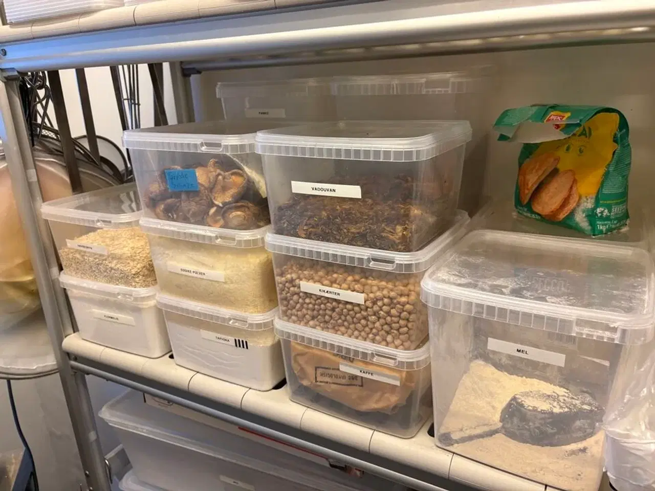 Billede 12 - 2 stk. Reoler med indhold