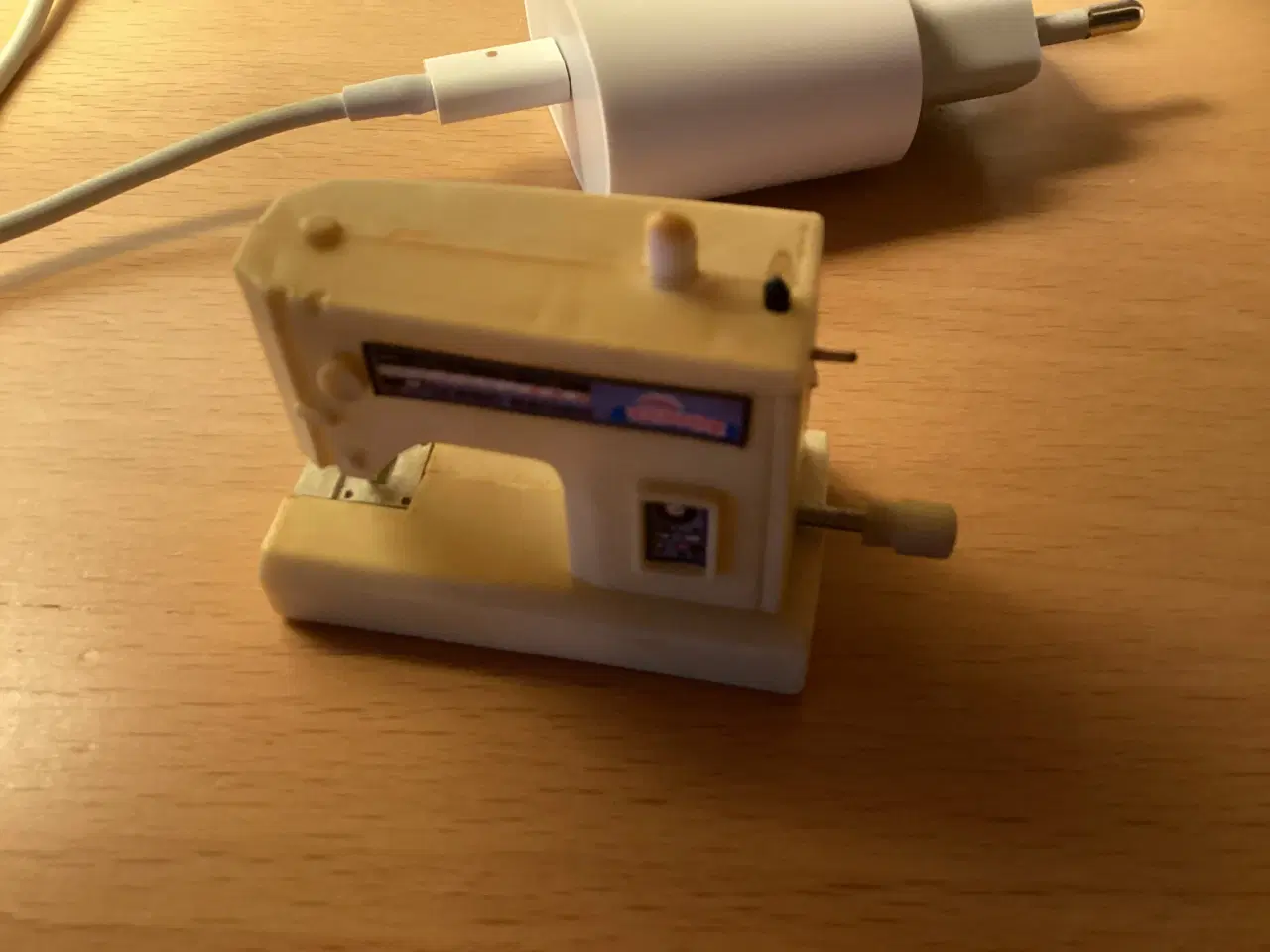 Billede 4 - Dukkehus.  (Symaskine)