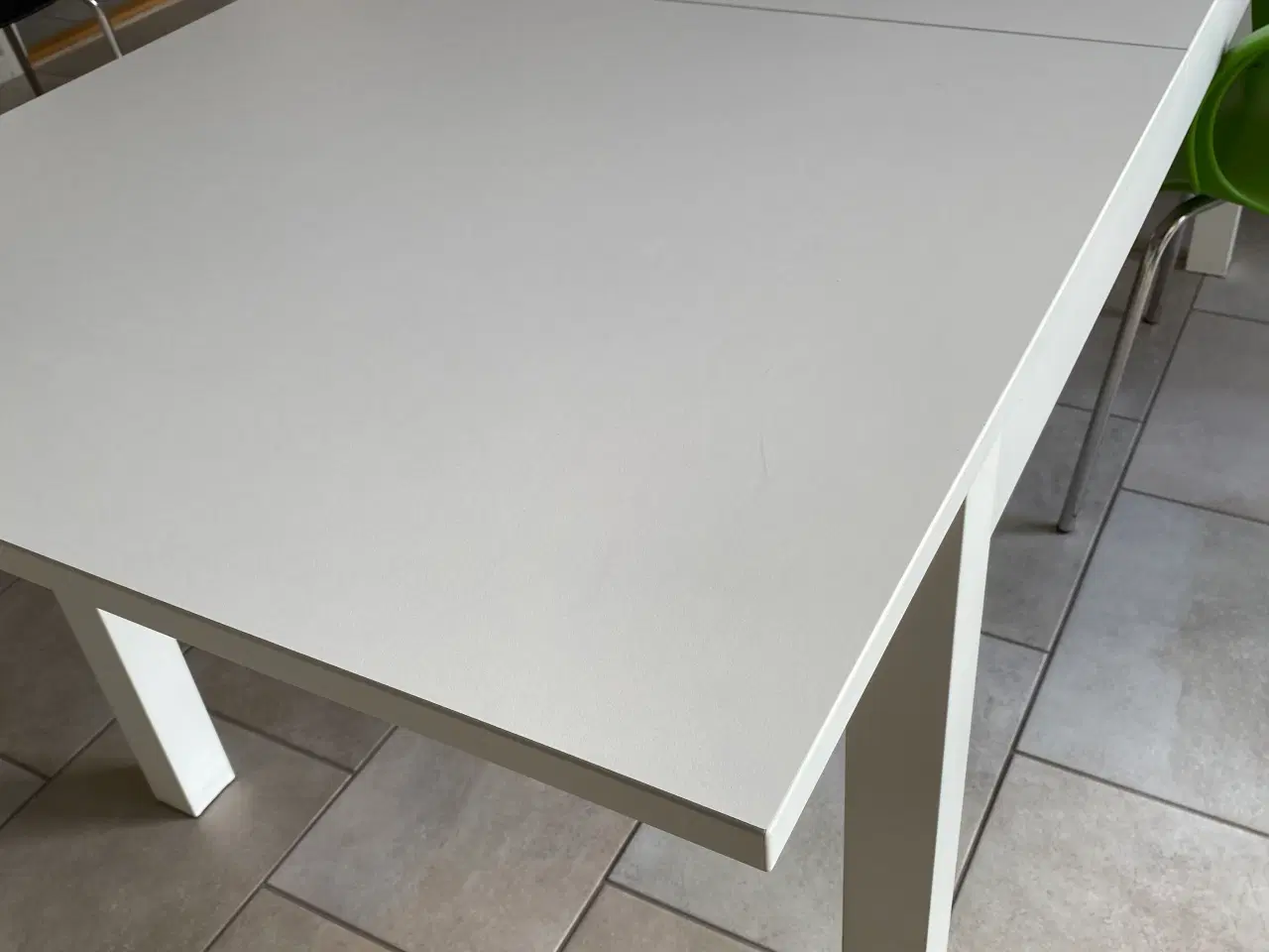 Billede 3 - Hvidt spisebord med 2 tillægsplader