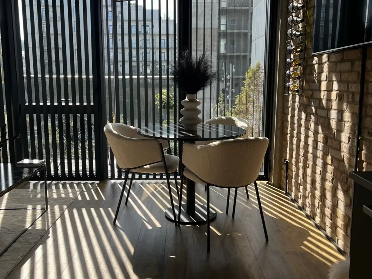 Billede 1 - 4 x Spisebordsstole – Bouclé / Hvid / Sort metalbe