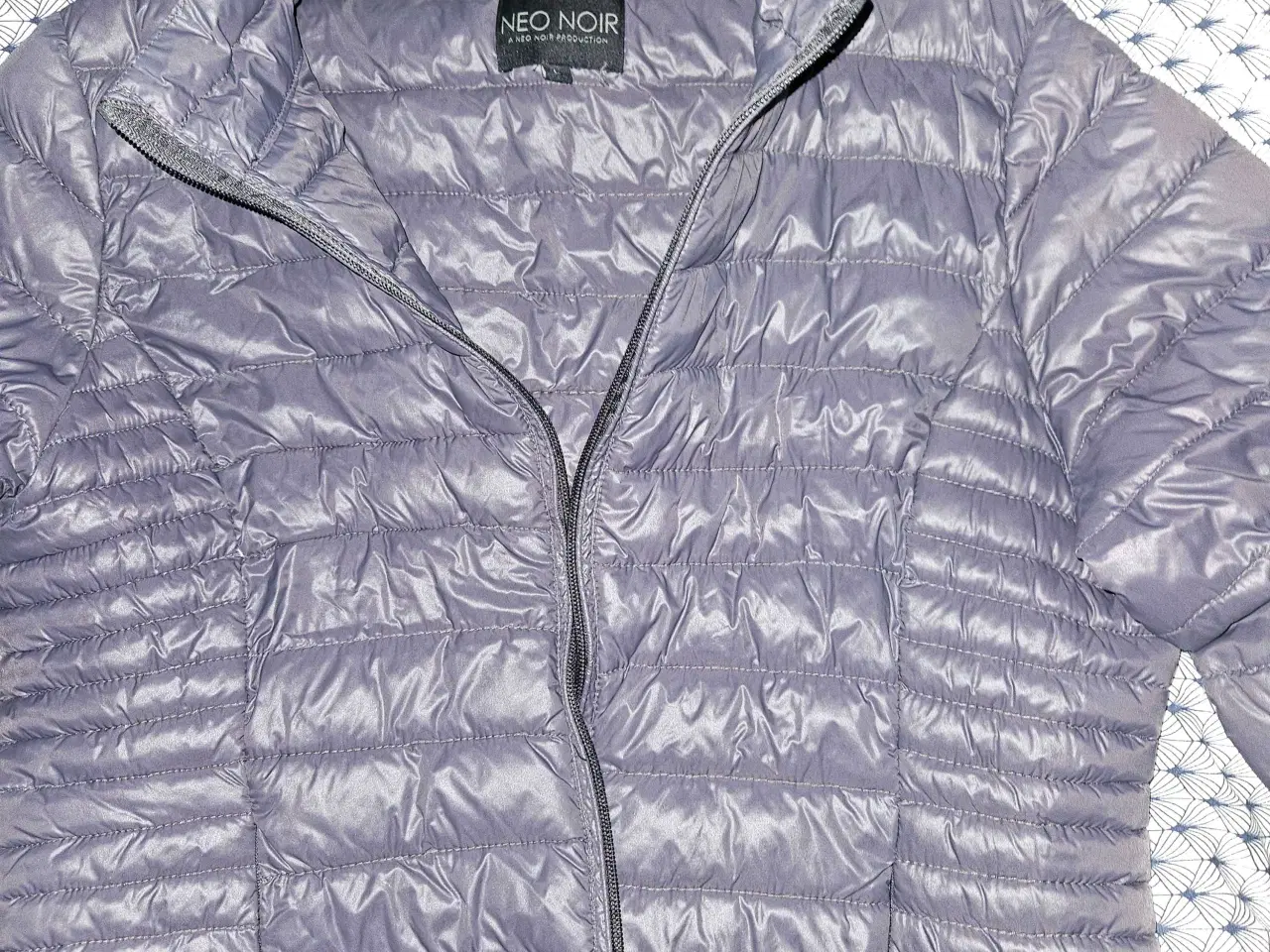 Billede 2 - Let dunjakke, mrk. Neo Noir, fv. syren