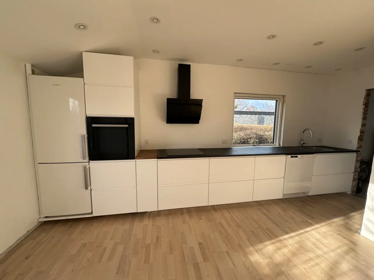 Billede 1 - Stort set komplet hvidt IKEA køkken sælges