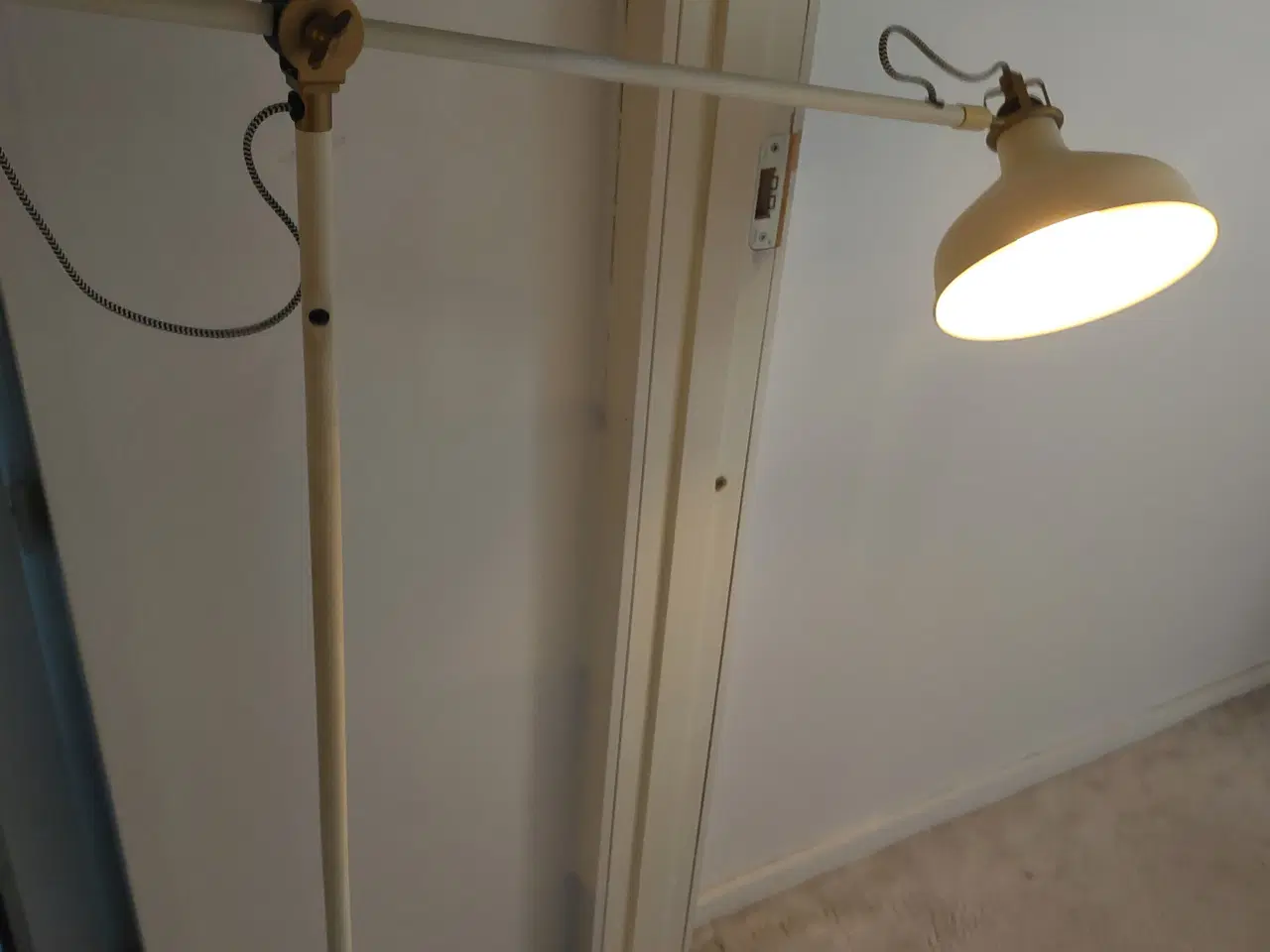 Billede 1 - gulv/standerlampen i hvid farve metal