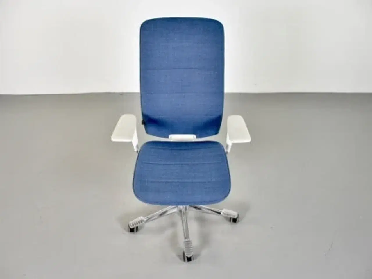 Billede 5 - Kinnarps capella white edition kontorstol med blåt polster og armlæn